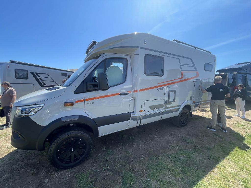 Grundpreis 165.900,00 EUR\\ Sonderausstattung:\\ * Rahmenverlängerung 495,00 EUR \\ * **Lederausstattung Tallinn** 2.990,00 EUR \\ * Elektrischer Dachhaubenlüfter mit Funktion Zu- und Abluft bei Küche 450,00 EUR \\ * HYMER Panorama-Kurbeldachlüfter 80 ...