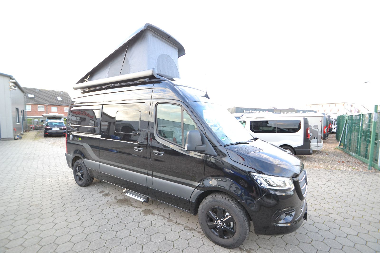 **Hymer Free S 600:\\**\\**EZ: 26.06.2025**\\**Fahrgestell: Mercedes Sprinter  /  2,0 Liter (170 PS)**\\**Kilometer: 2.263 km**\\**Gesamtgewicht: 3.500 kg\\** **Länge: 5,93 m - Breite: 2,02 m - Höhe: 2,75 m**\\**Getriebe: Automatik**\\**Umweltplakette:...