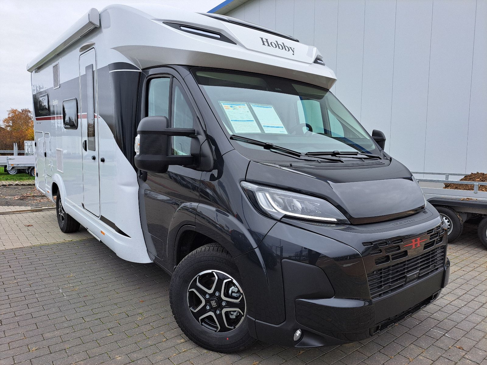 **Serienausstattung**\\\\**Einbauorte:**\\Zusatzsteckdosen, 1 x 12 V, Zusatzsteckdosen, 2 x 230 V, Zusatzsteckdosen, 2 x USB A / C\\\\**Motorisierung:**\\2.184 ccm, 132 kW / 180 PS, Euro 6 EB, mit 8-Gang-Automatikgetriebe (inkl FIAT Tiefrahmen-Chassis ...