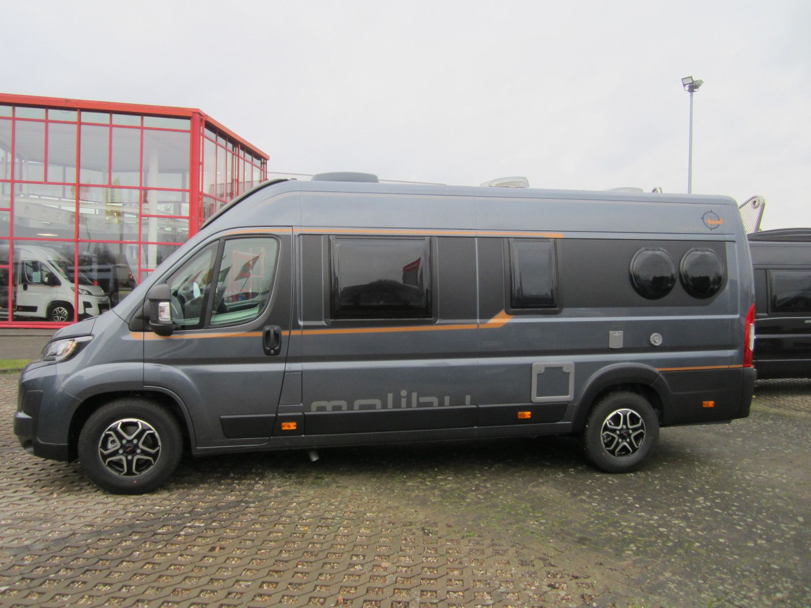 \\\\LE=Längseinzelbetten\\RB=Raumbad mit Tür\\\\\\Basisfahrzeug: Fiat Ducato\\zugel. Gesamtgewicht: 4000kg Ablastbar auf 3500kg\\Polster: London\\Länge: 6,36 Breite: 2,05 Höhe: 2,66\\Motorisierung:\\• Motorvariante Multi-Jet 2,2 l 103 KW / **140 PS**\\...