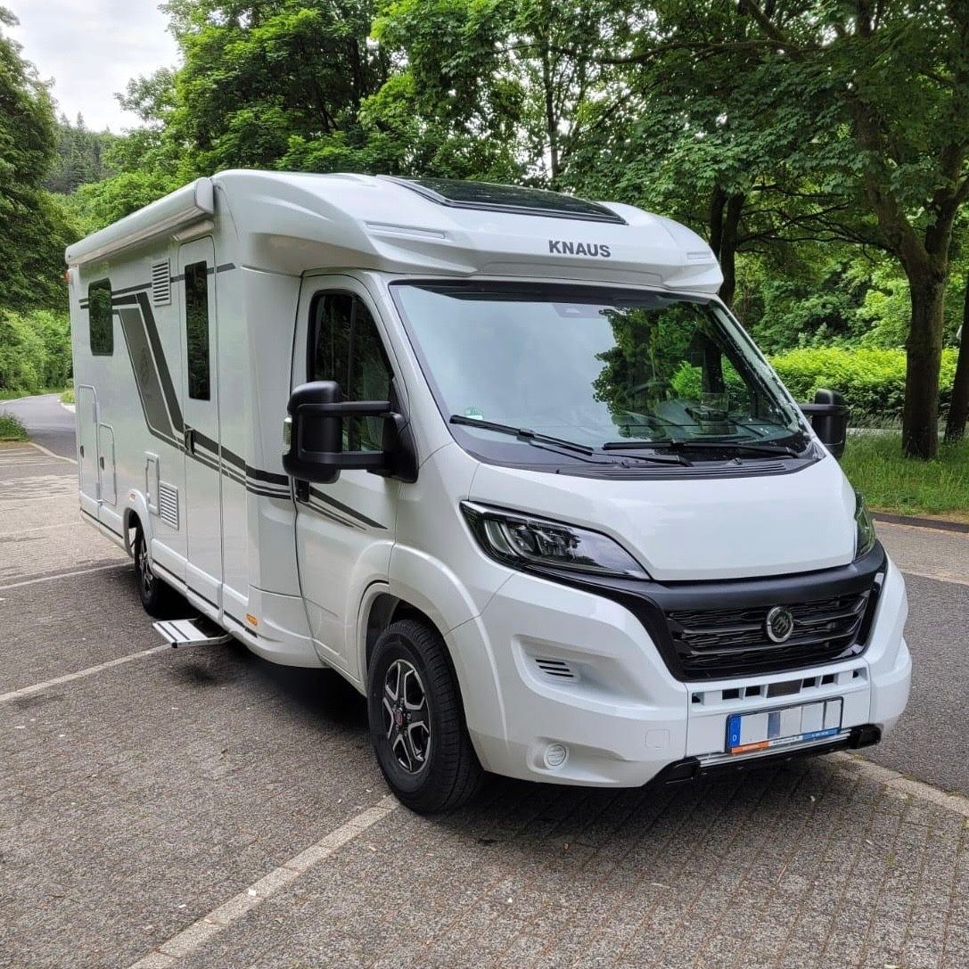 Zum Verkauf steht ein sehr gepflegter Knaus Sky TI Platinum Selection 700 MEG aus 2024.
Das teilintegrierte Premium-Wohnmobil überzeugt mit modernem Design, großzügigem Raumgefühl und hochwertiger Ausstattung – ideal für komfortables Reisen zu zweit od...