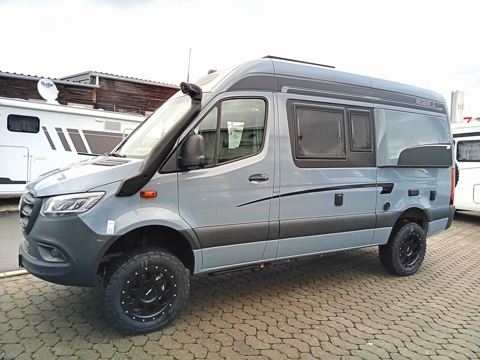 * **Motor / Chassis:** Mercedes Sprinter 2,0 l 319 CDI\\* **Leistung:** 140 kW / 190 PS\\* **Getriebe:** Automatik\\* **zul. Gesamtgewicht:** 4400 kg\\* **Bett(en):** Französisches Bett\\* **Sitzgruppe:** Seitensitzgruppe\\* **Polster:** Monza\\* **Hol...